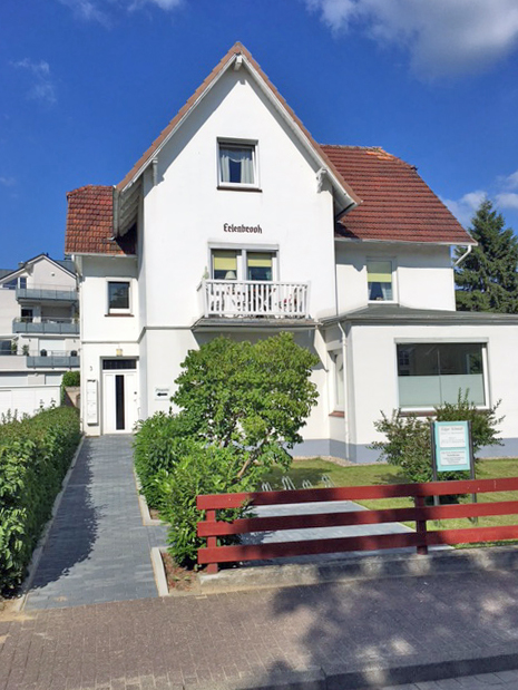 Die Villa Erlenbrook in Timmendorfer Strand, in welcher sich die Arztpraxis von Dr. med. univ. Christoph Thaler befindet